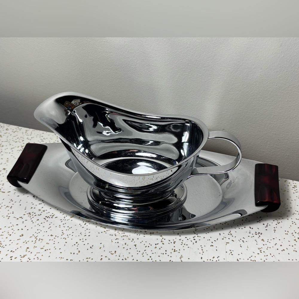 Gourmates by Glo-Hill Canada gravy boat and tray